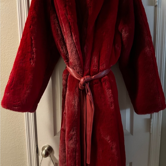 Brand new long, heavy & warm burgundy faux fur coat wi vegan leather belt. - Picture 2 of 4